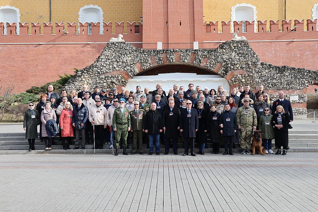 Представители Всероссийского общества слепых возложили цветы к мемориальному ансамблю «Могила Неизвестного Солдата» у Кремлёвской стены
