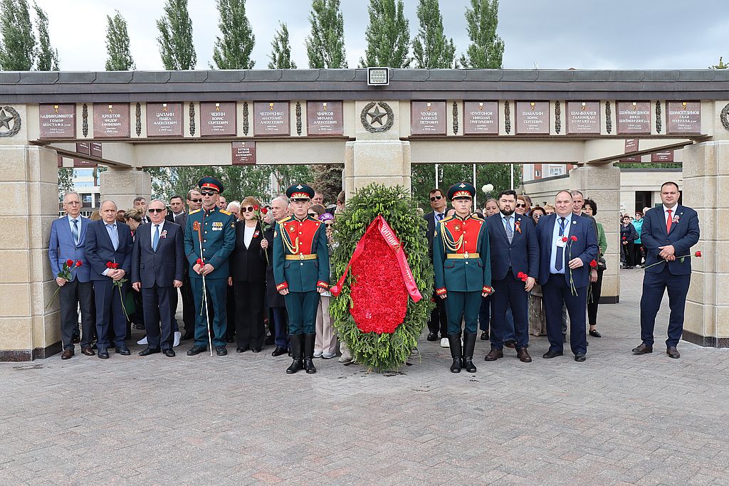 участники церемонии возложения