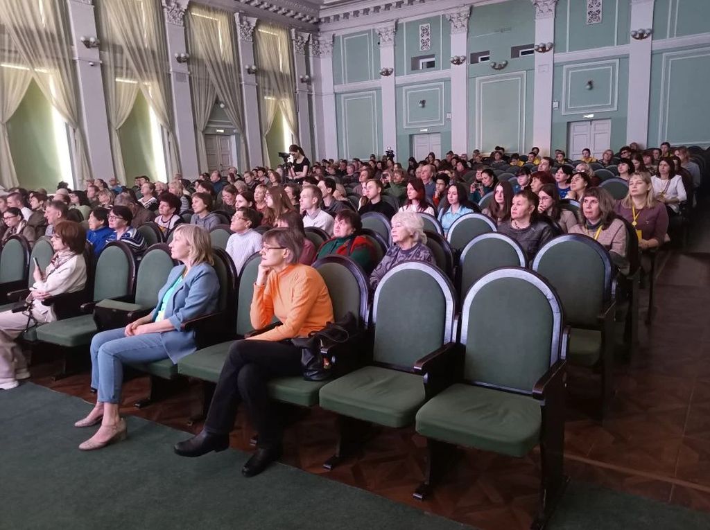 зрители в зале