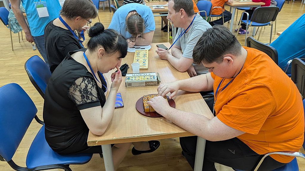 участники играют в настольные игры