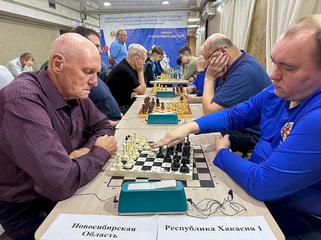 момент игры. На переднем плане участники команд Новосибирской области и Республики Хакассия-1.