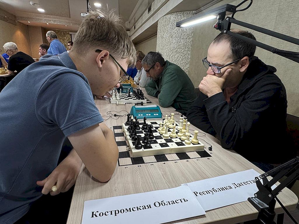 момент игры. На переднем плане участники из команд Костромской области и Республики Дагестан