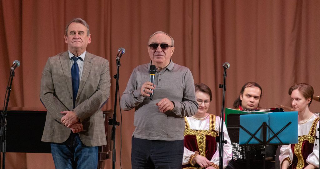На сцене - Владимир Сипкин и Андрей Мочалин