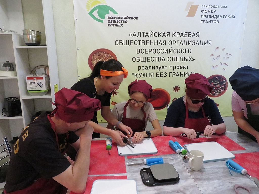 участники проекта за готовкой