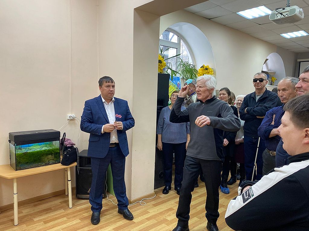 момент соревнований. участник кидает дротик
