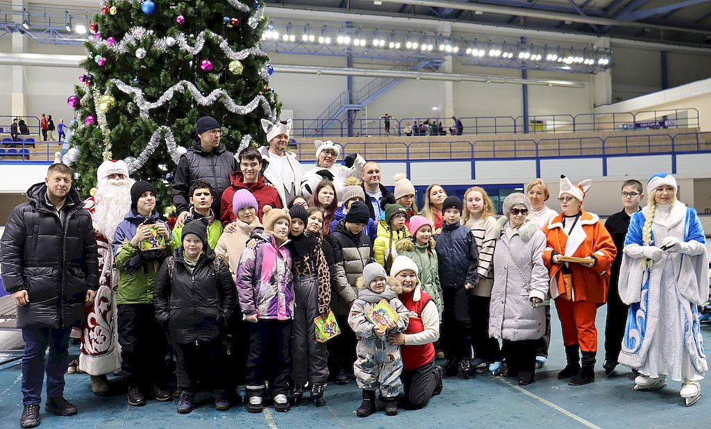 В Челябинске новогоднюю ёлку для детей с нарушением зрения провели на катке
