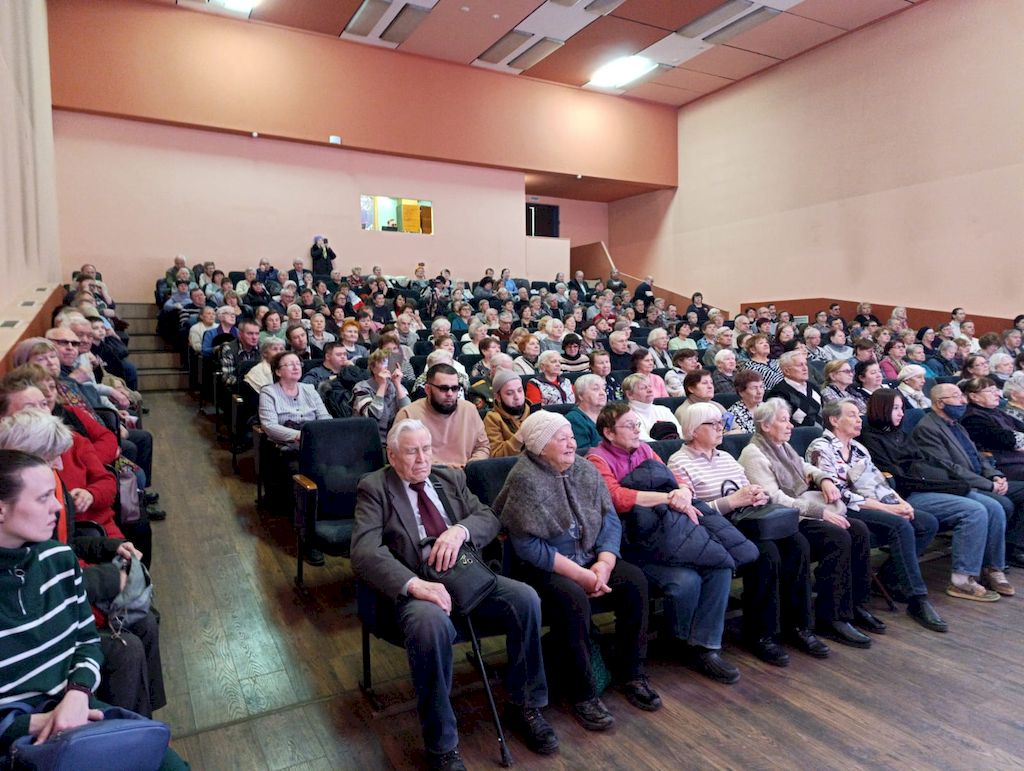 зрители в зале