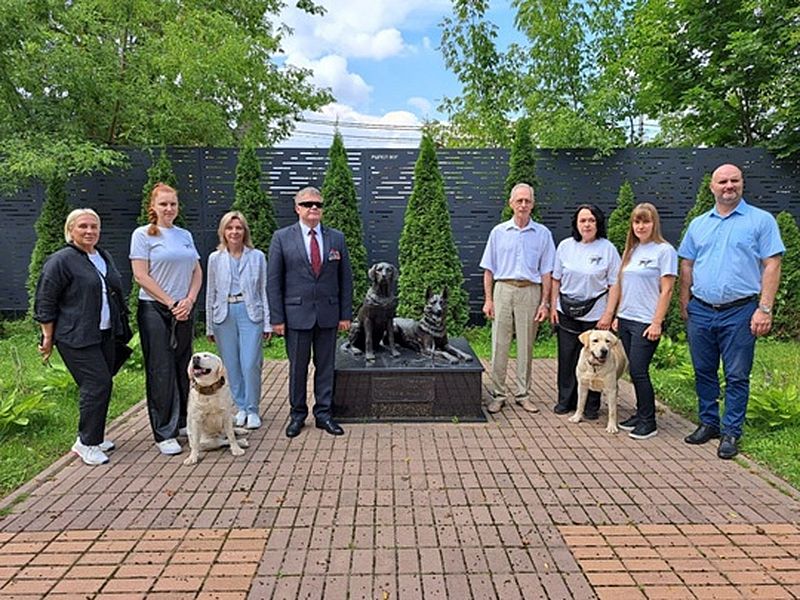 Школу подготовки собак-проводников посетили представители Всероссийского общества слепых