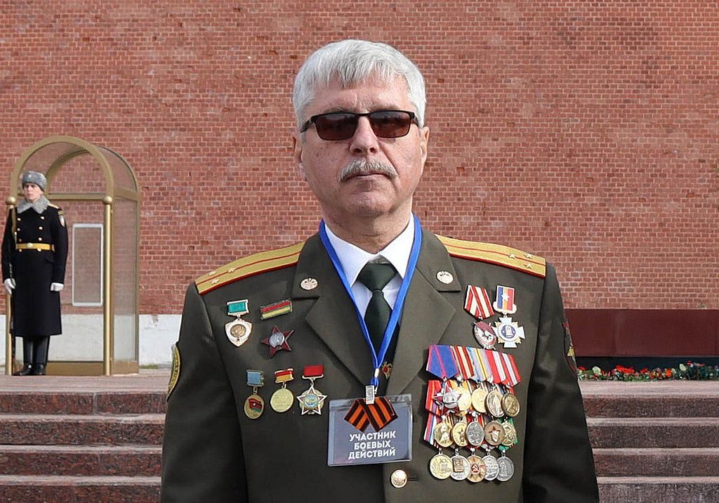 председатель Калининградской организации ВОС Владимир Храбан около Кремлёвской стены