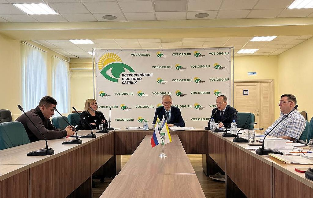 сотрудники Аппарата управления ВОС во главе с вице-президентом ВОС Александром Коняевым в конференц зале