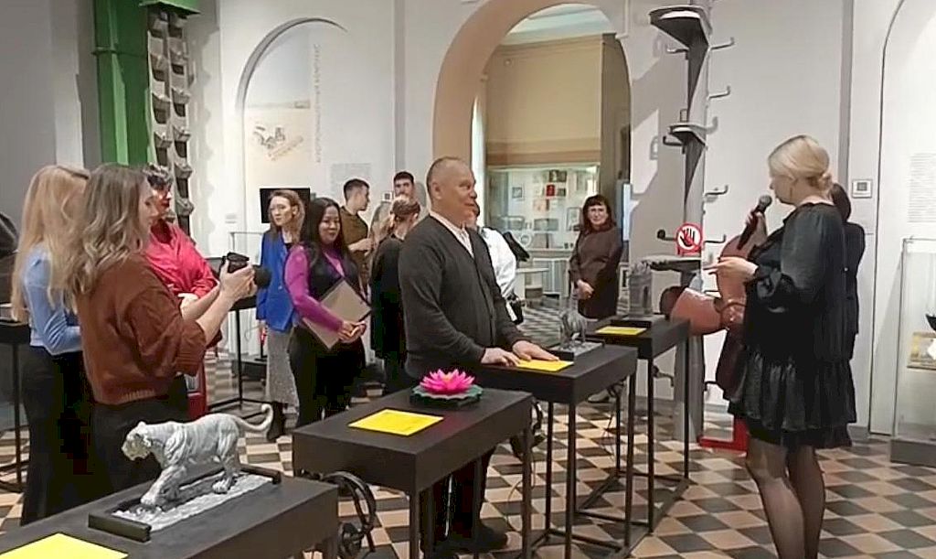 «Прикоснись, чтобы увидеть». В Амурском краеведческом музее открылась выставка тактильных экспонатов