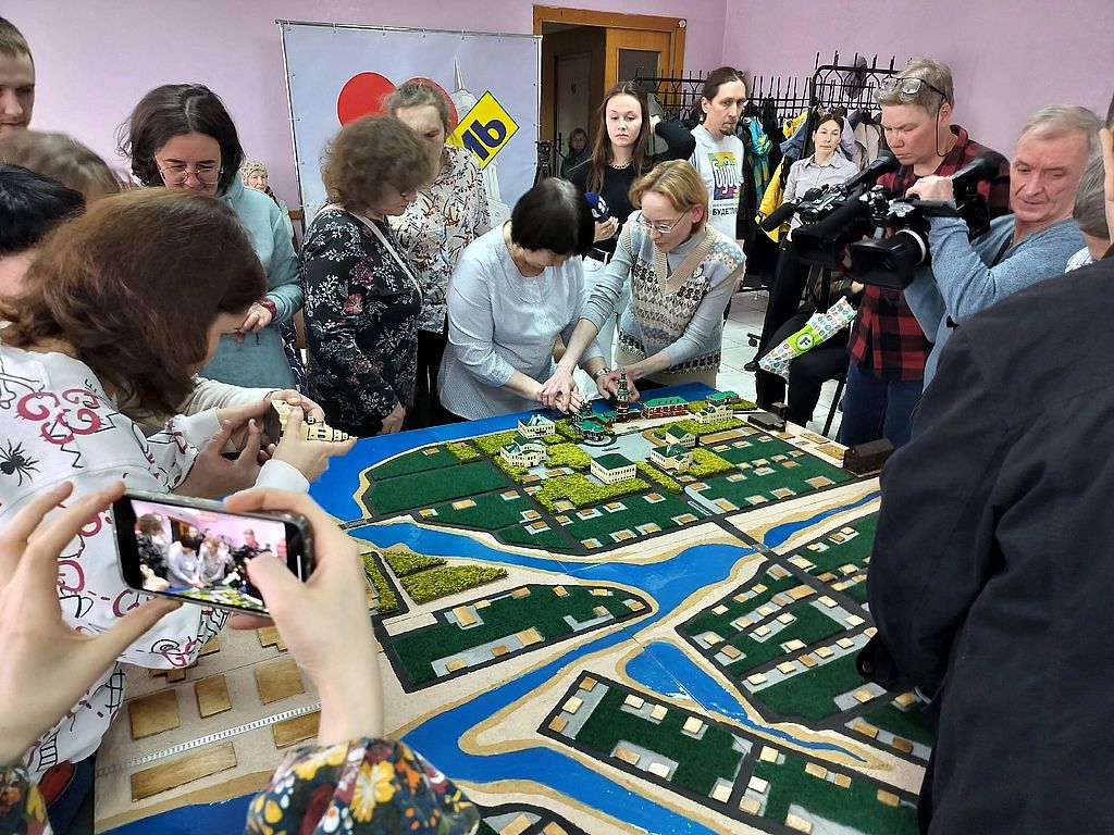 посетители выставки осматривают макет Усолья