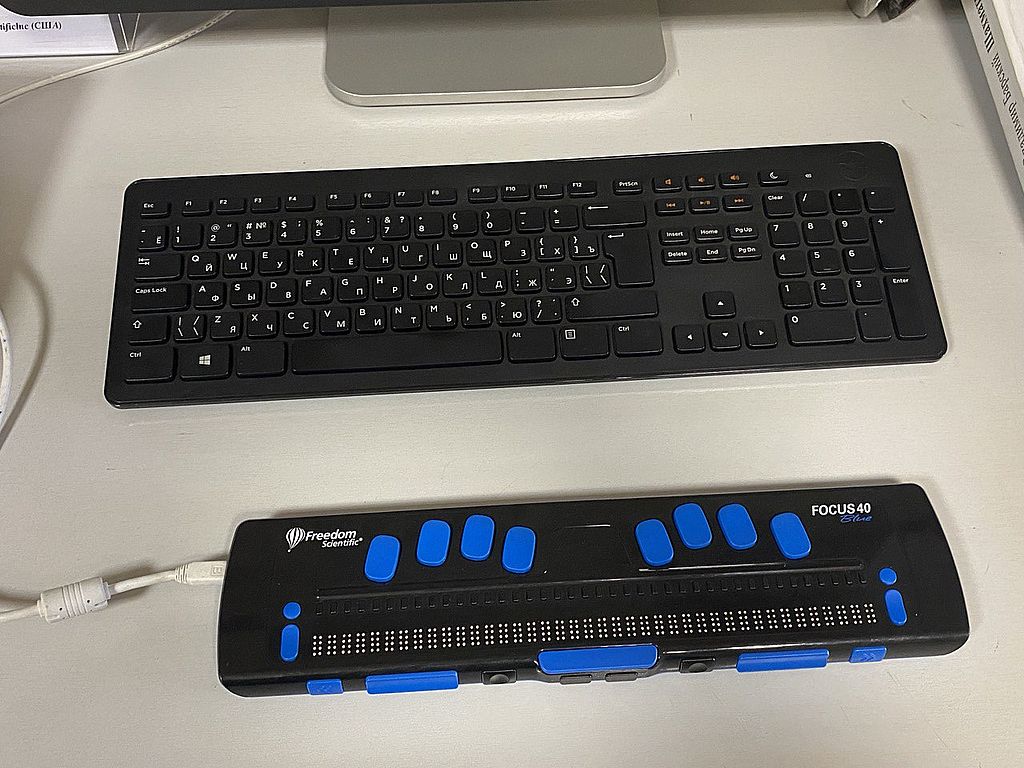 на фотографии клавиатура и подключённый дисплей Брайля