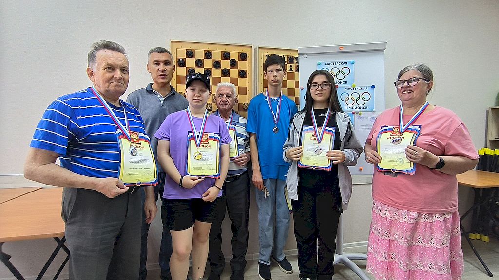 Общая фотография победителей и призёров чемпионата с медалями и дипломами