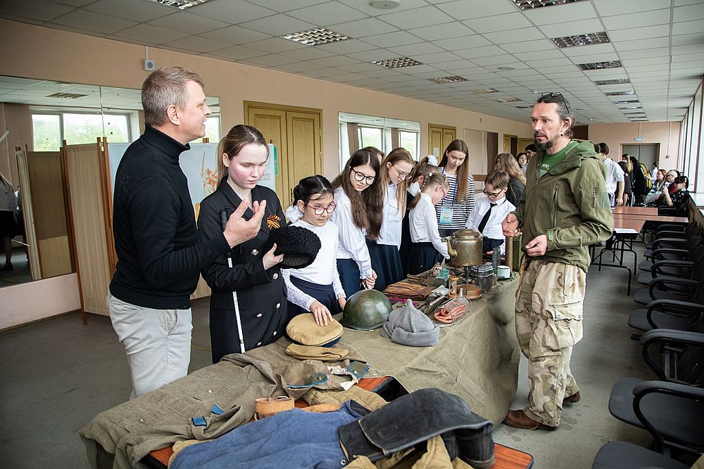 тематическая выставка оружия перед мероприятием