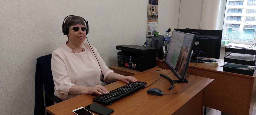 Женщина в очках на рабочем месте