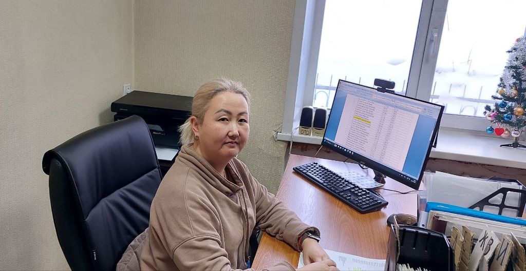 Рабочее место для незрячего. Женщина за столом